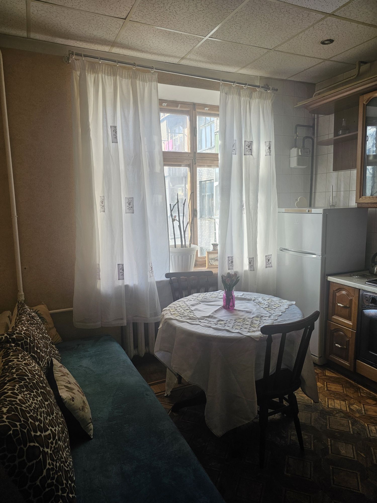 СДАМ ПОСУТОЧНО2к.в центре в парке Бабаева