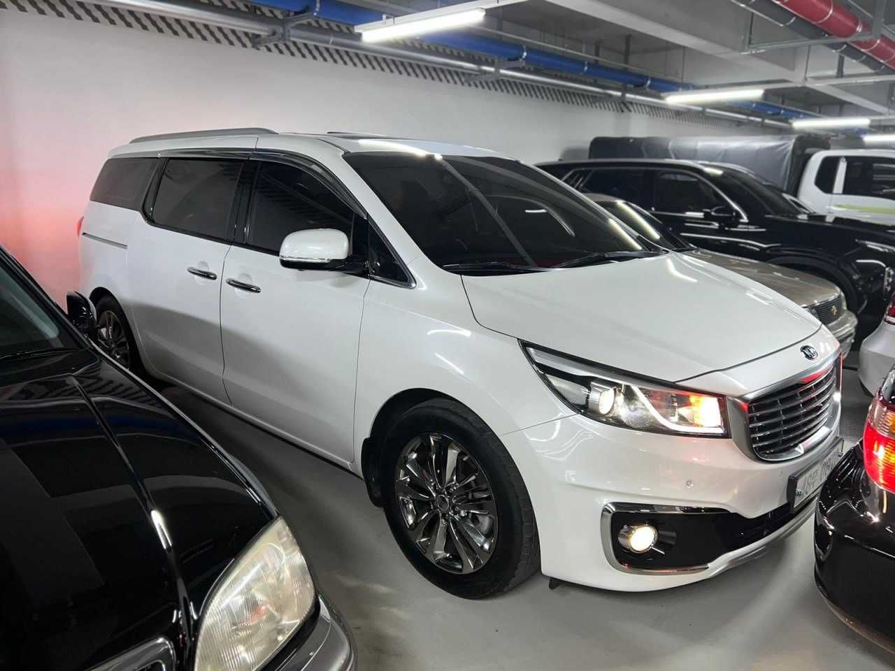 Kia Carnival 2017 год