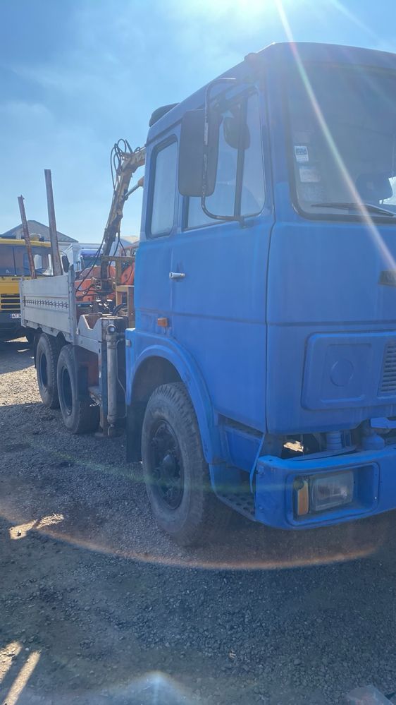 Вантажний автомобіль маз -64229 з маніпулятором