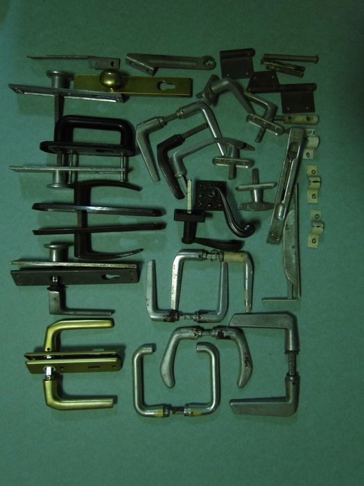 Różne okucia do drzwi zamki klamki szyldy