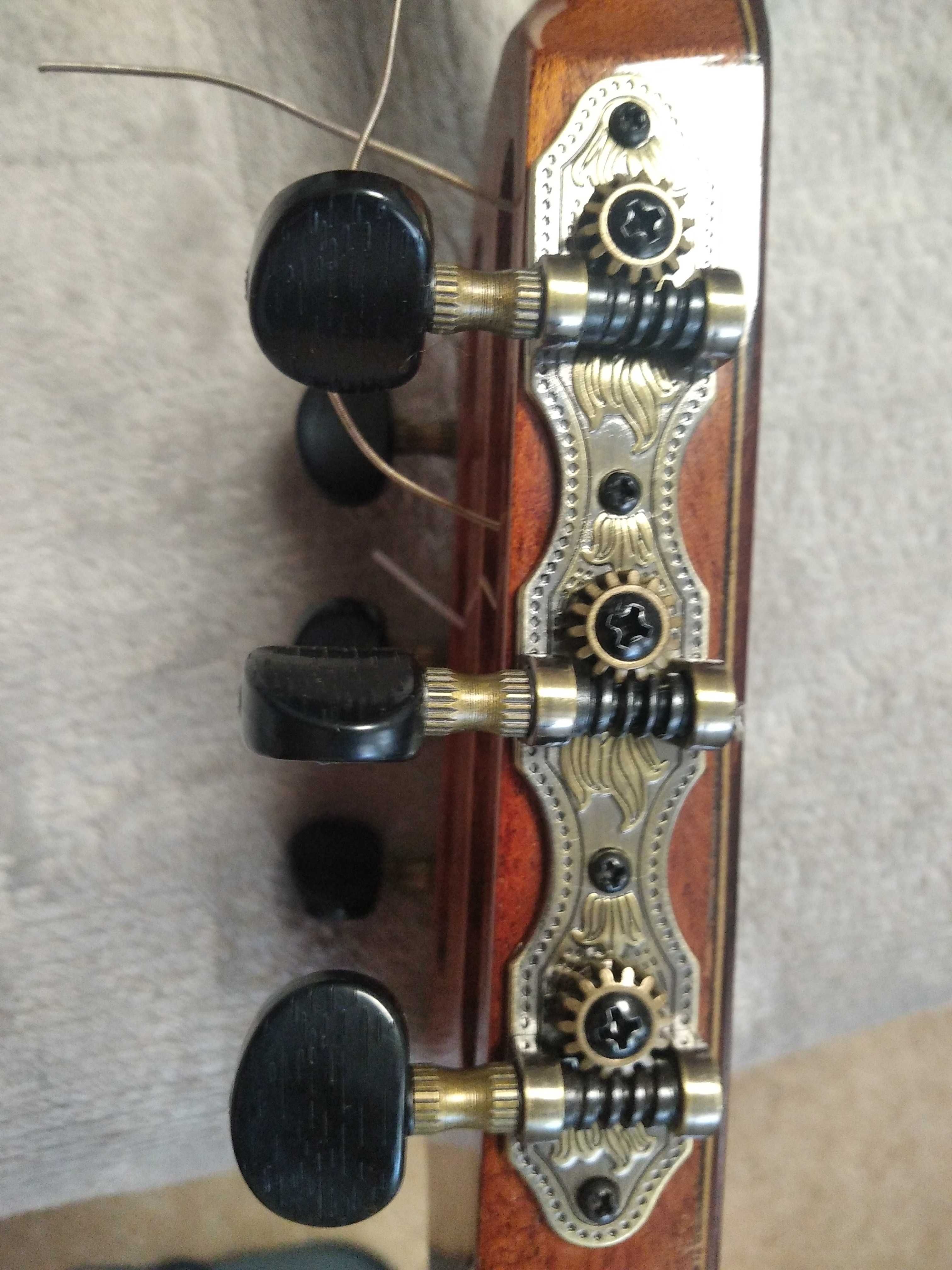 Guitarra Fabrico Nacional “Antônio Pinto Carvalho” 8C Madeiras nobres.