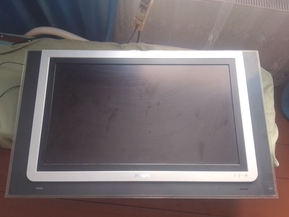 Величезний телевізор, домашній кінотеатр Philips