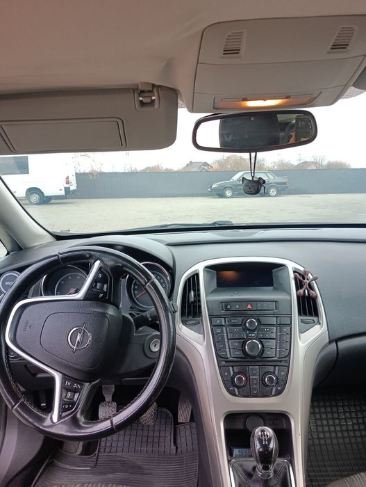 Авто Opel Astra j 2011
