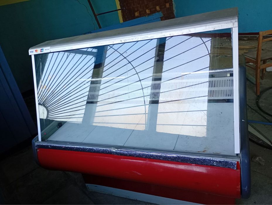 Холодильник вітрина в нормальному стані.