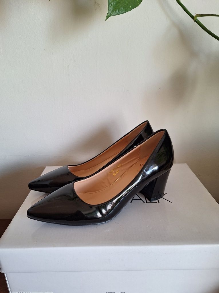 Nowe buty czółenka na obcasie słupku lakierki szpic rozmiar 36