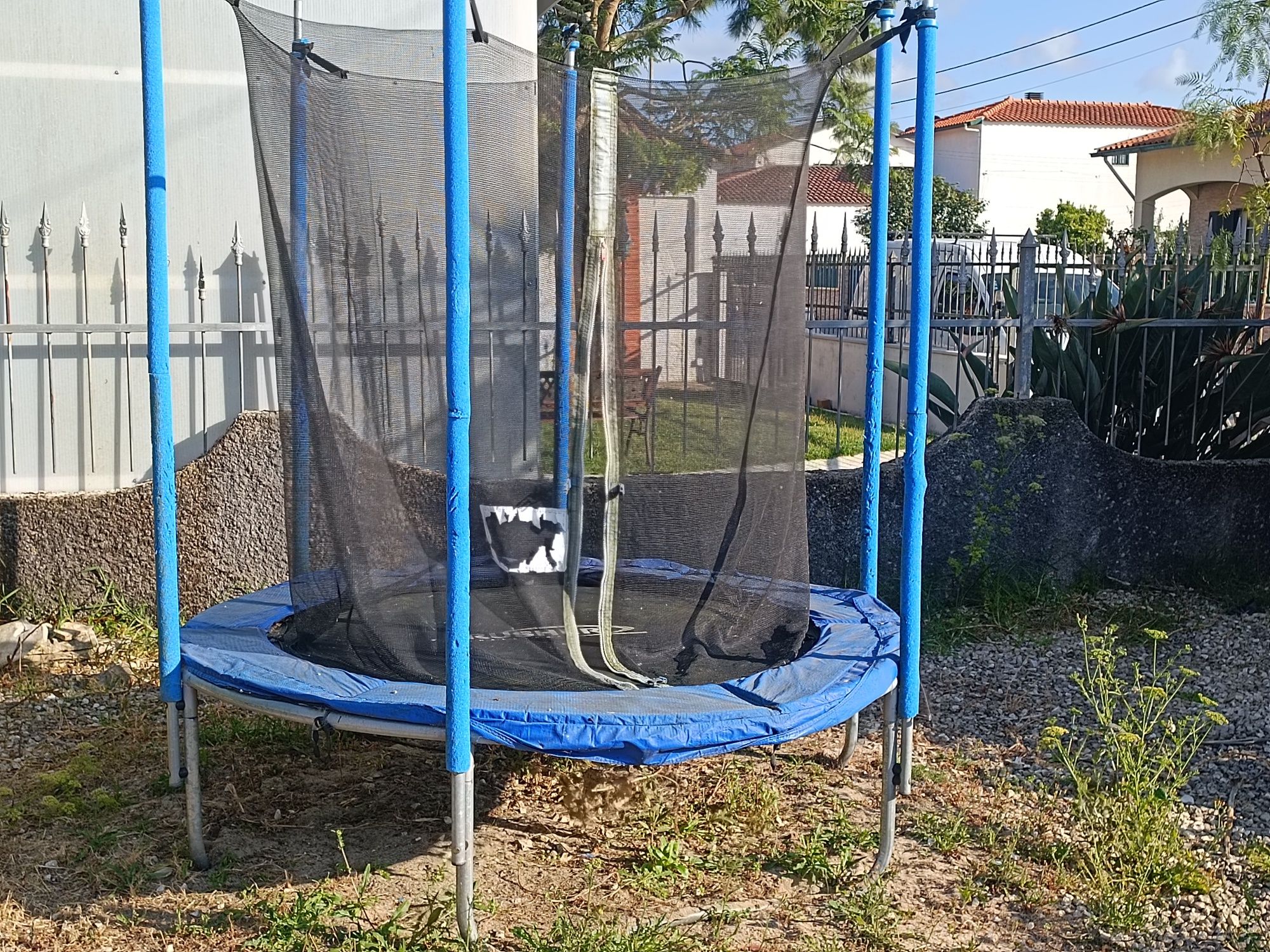 Trampolim e casa brincar.