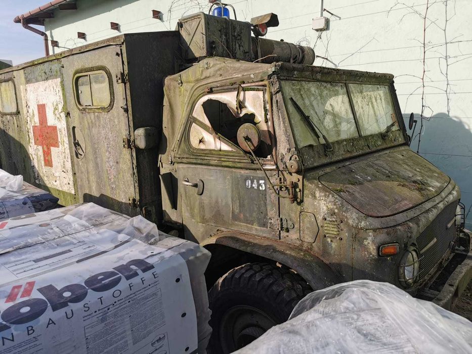 Mercedes UNIMOG 404 karetka