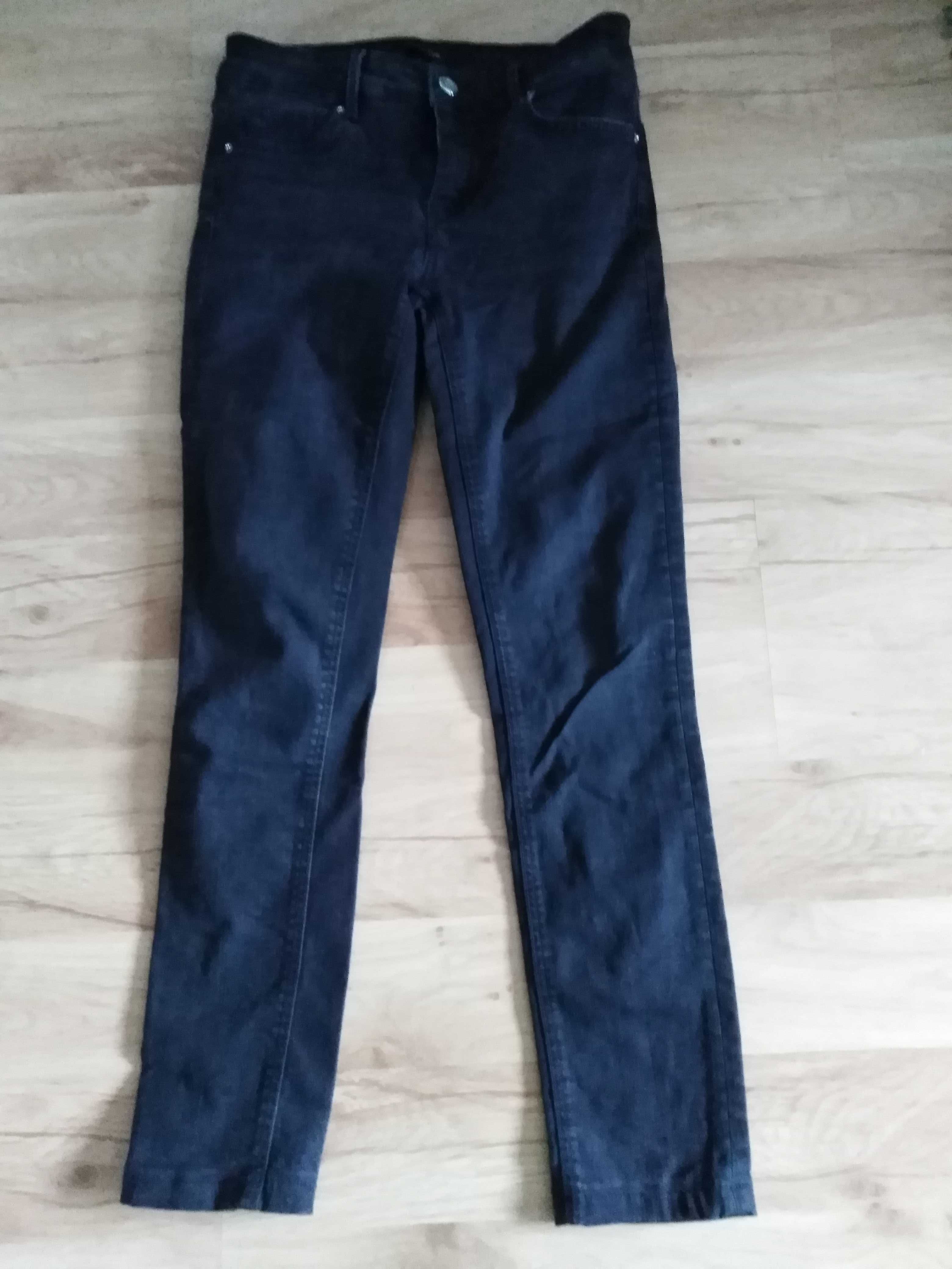 Nowe spodnie chłopięce " Massimo Dutti " r. S