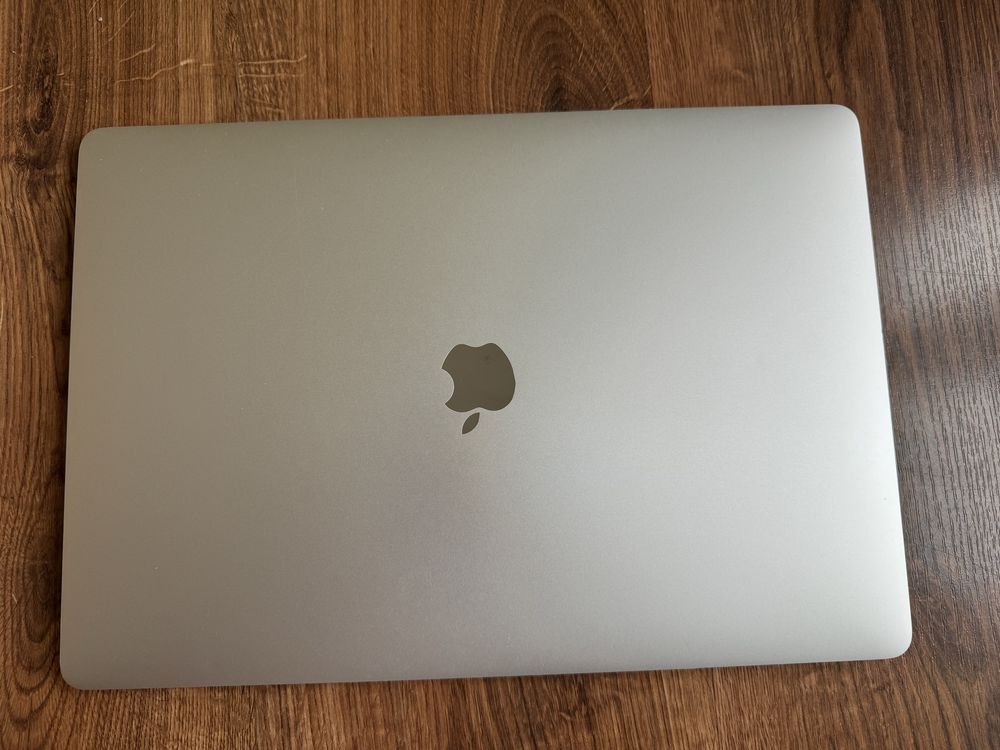 Laptop MacBook Pro 15 i7-8850H/32GB/512GB A1990 Silver 2019 FV