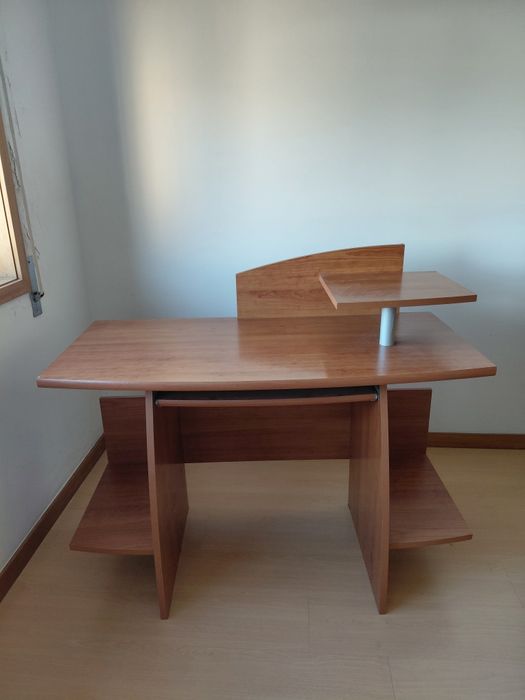 Secretária IKEA Madeira com suporte ecrã e teclado