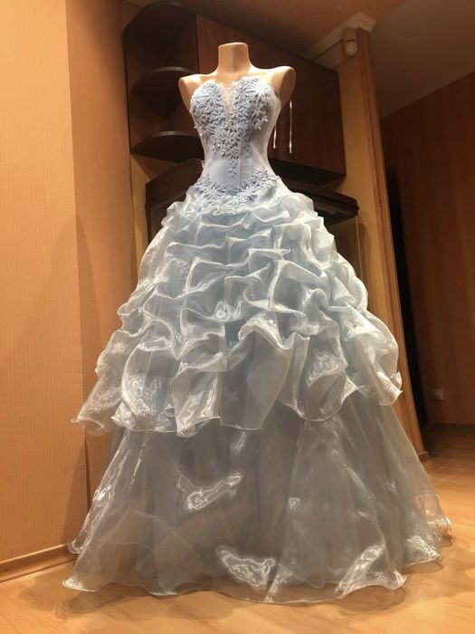 Вінтажна бальна сукня пишна казкова корсетна