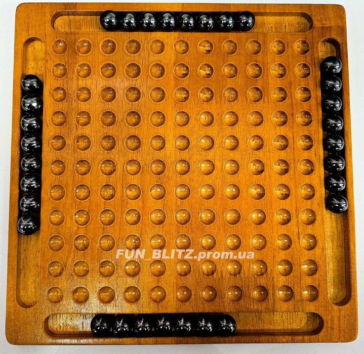 Настільна гра з дерева вкрите лаком з 32 магнітами "Магнітний бій"