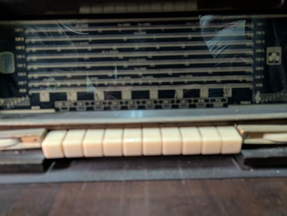 Vendo dois móveis com rádio e giradiscos.dicos.