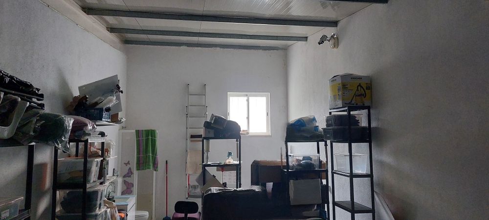 Garagem box com água, energia, wc, duche, pia/cozinha, casa de banho
