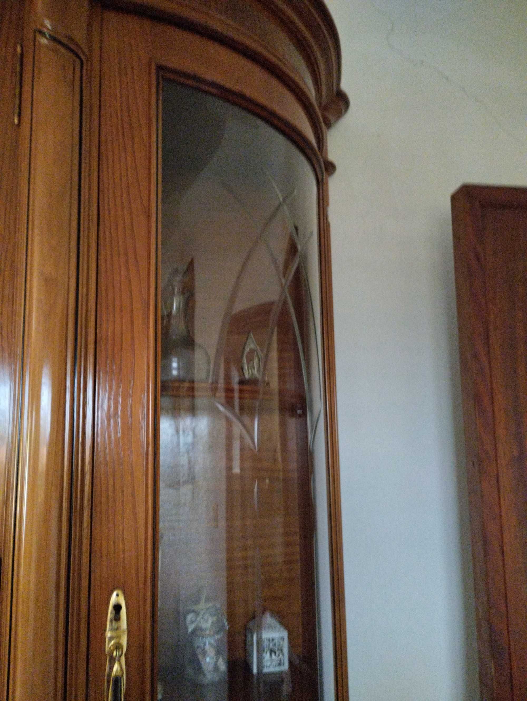 Sala de jantar (cristaleira e mesa com seis cadeiras)