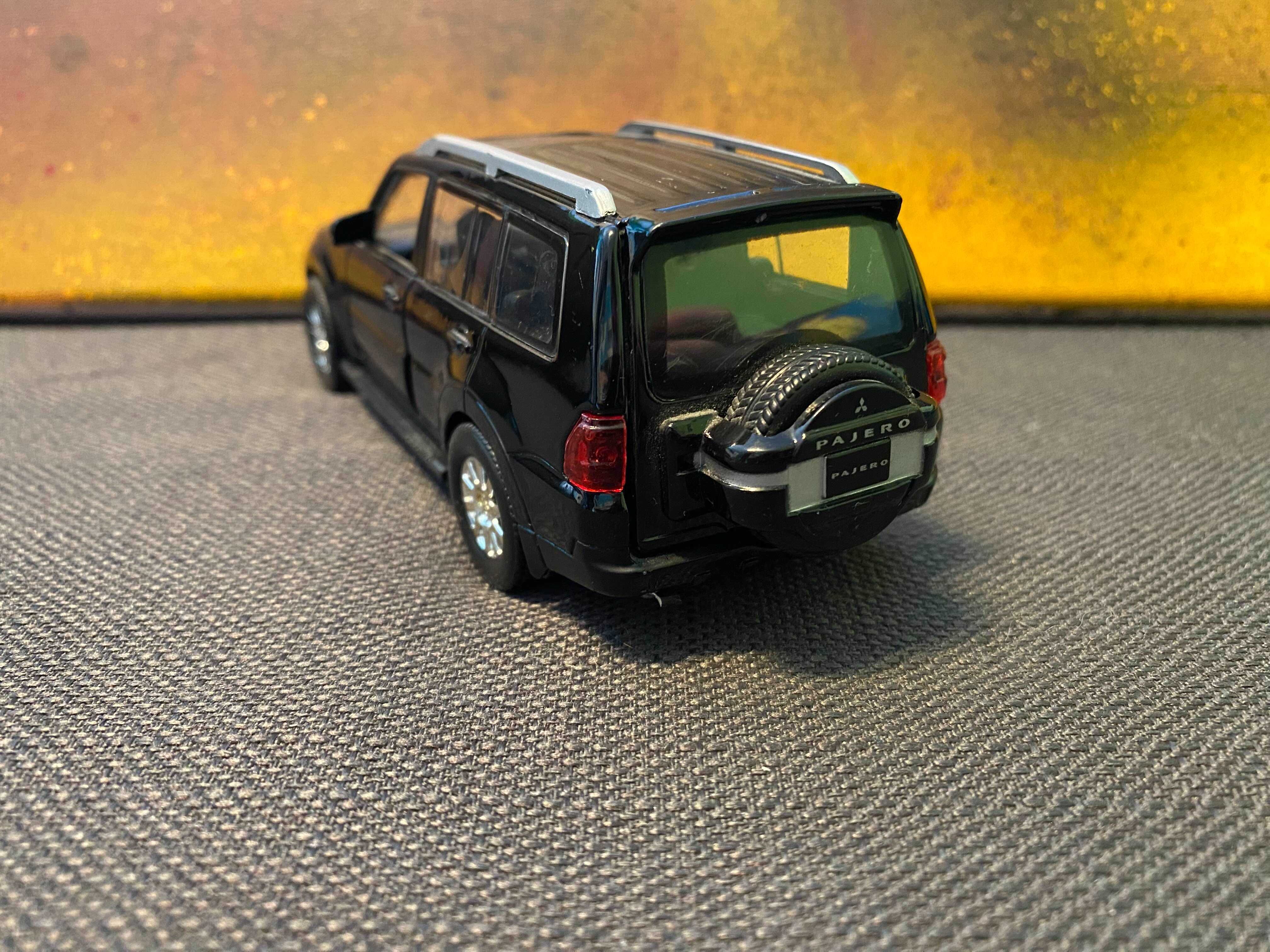 Model / Resorak Mitsubishi Pajero (1999) 1:32 - Uni-Fortune