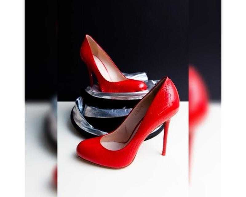 Кожаные красные лаковые туфли лодочки на шпильке Carlo Pazolini