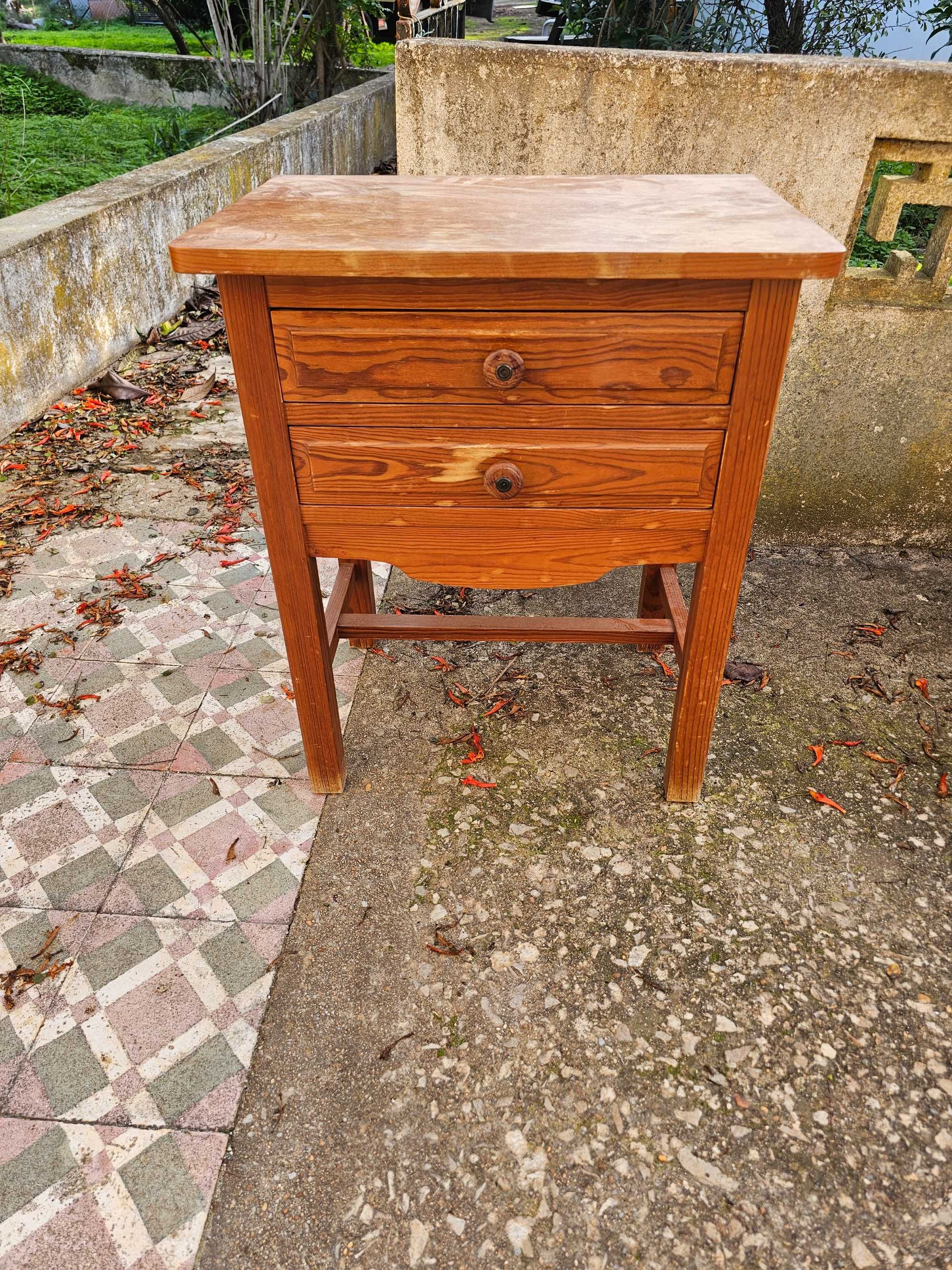 Mesa de Cabeceira Rústica – Toque Charmoso no Seu Quarto!