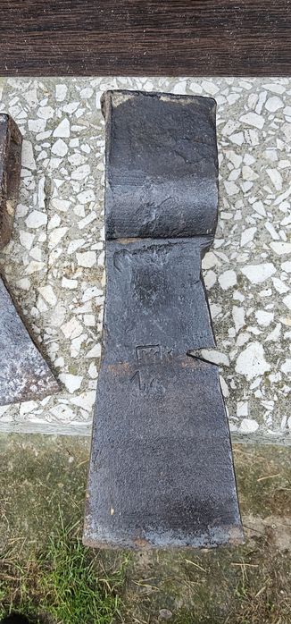 Stara siekiera sygnowana