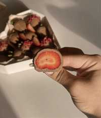 Полуниця в шоколаді найсмачніший десерт