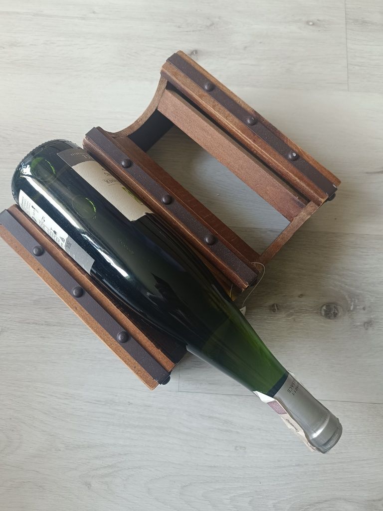 Stojak nablatowy na wino