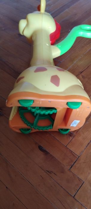 Іграшка-каталка жираф