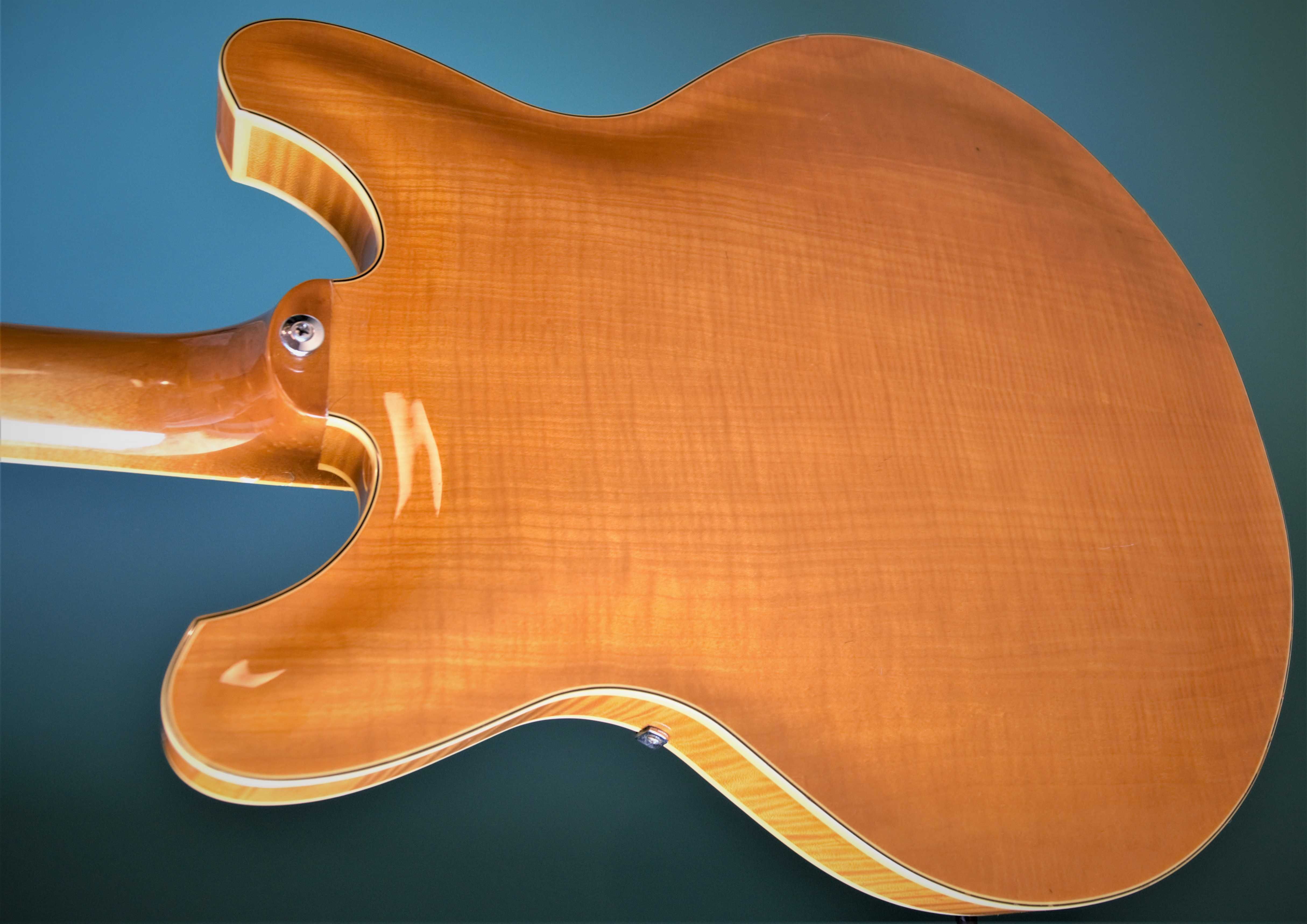 jazzowa gitara semihollowbody YAMAHA