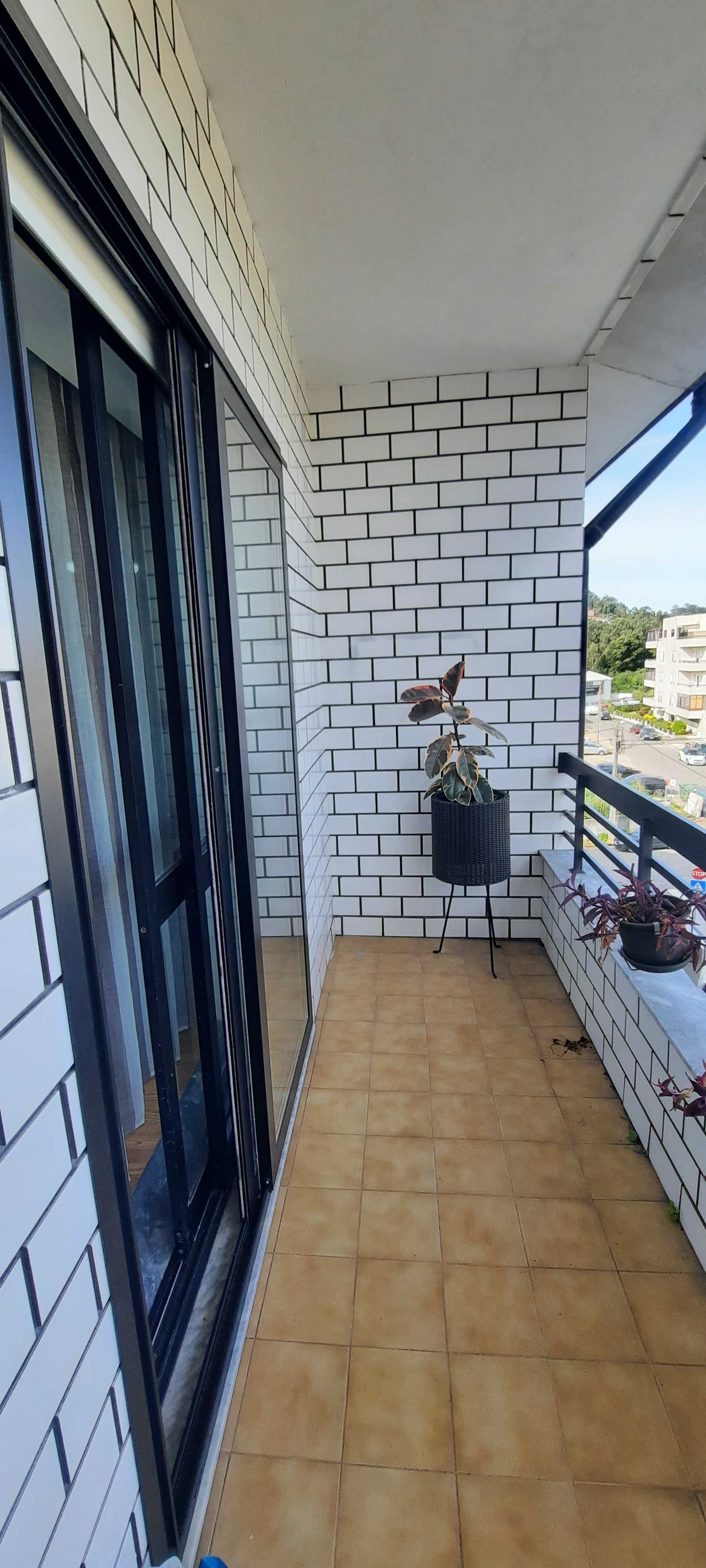 Alugo T4 Duplex (sem móveis), com garagem (BOX) - Vila Nova de Gaia