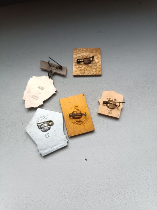 Продам значки советские