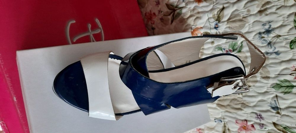 Сине-белые лаковые новые босоножки на высоком каблуке 39 размера