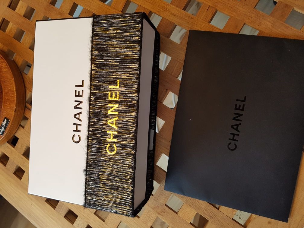 Oryginalne pudełko prezentowe Chanel – eleganckie i stylowe