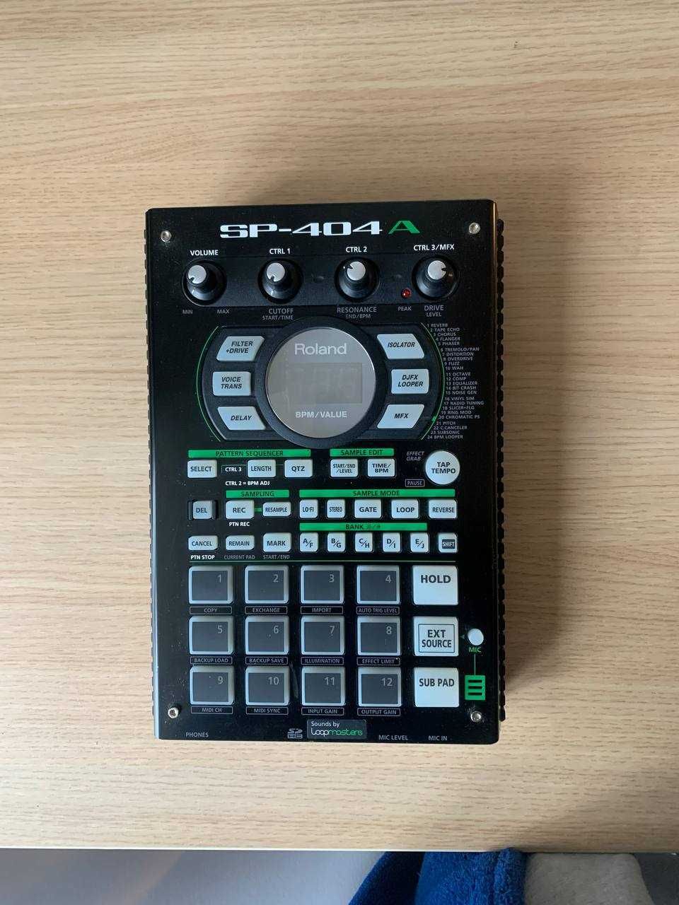 Семплер Roland SP-404A