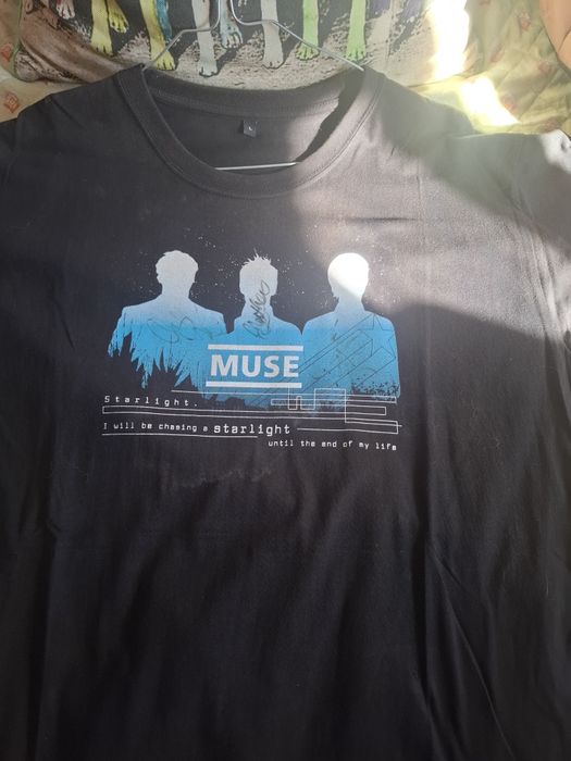 Camisola da banda Muse autografada  pelos 3 elementos que a compõem