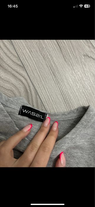 Sukienka z krótkim rękawem.