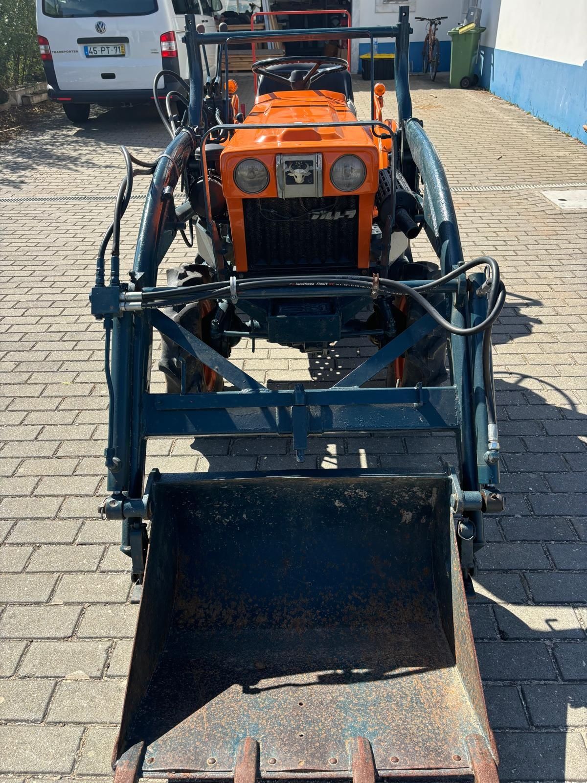 Trator Kubota com pá carregadora frontal