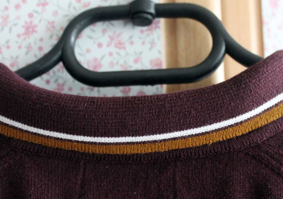 ciemnobordowy męski sweter we wzory z kołnierzykiem