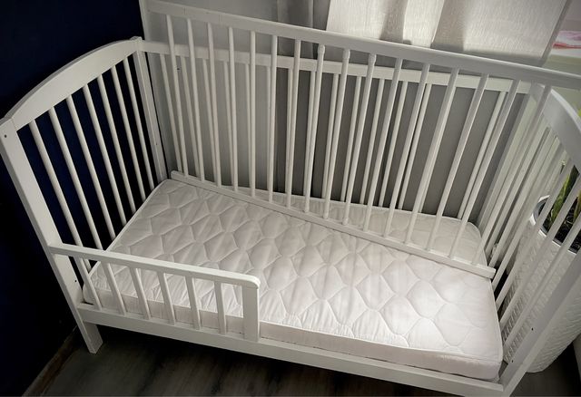 Biale łóżeczko niemowlęce z materacem opcja z barierką
