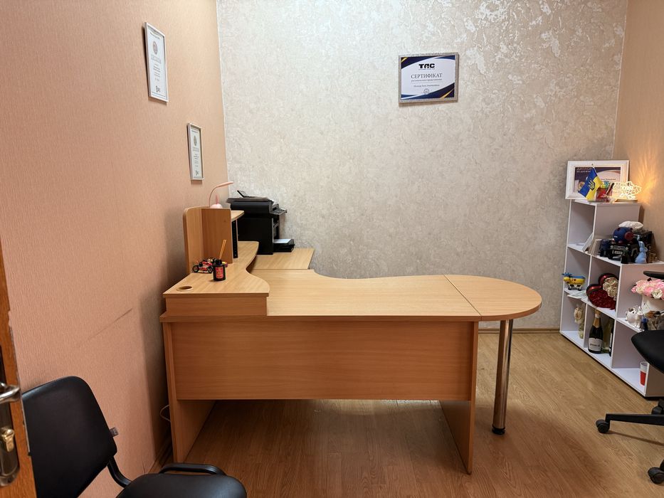 Офісний стіл з тумбою, в хорошому стані, б/У