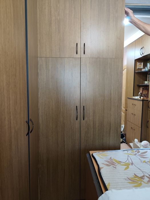 шафа висока з поличками .