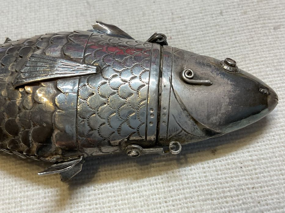 Antiga caixa de rapé em prata em forma de peixe