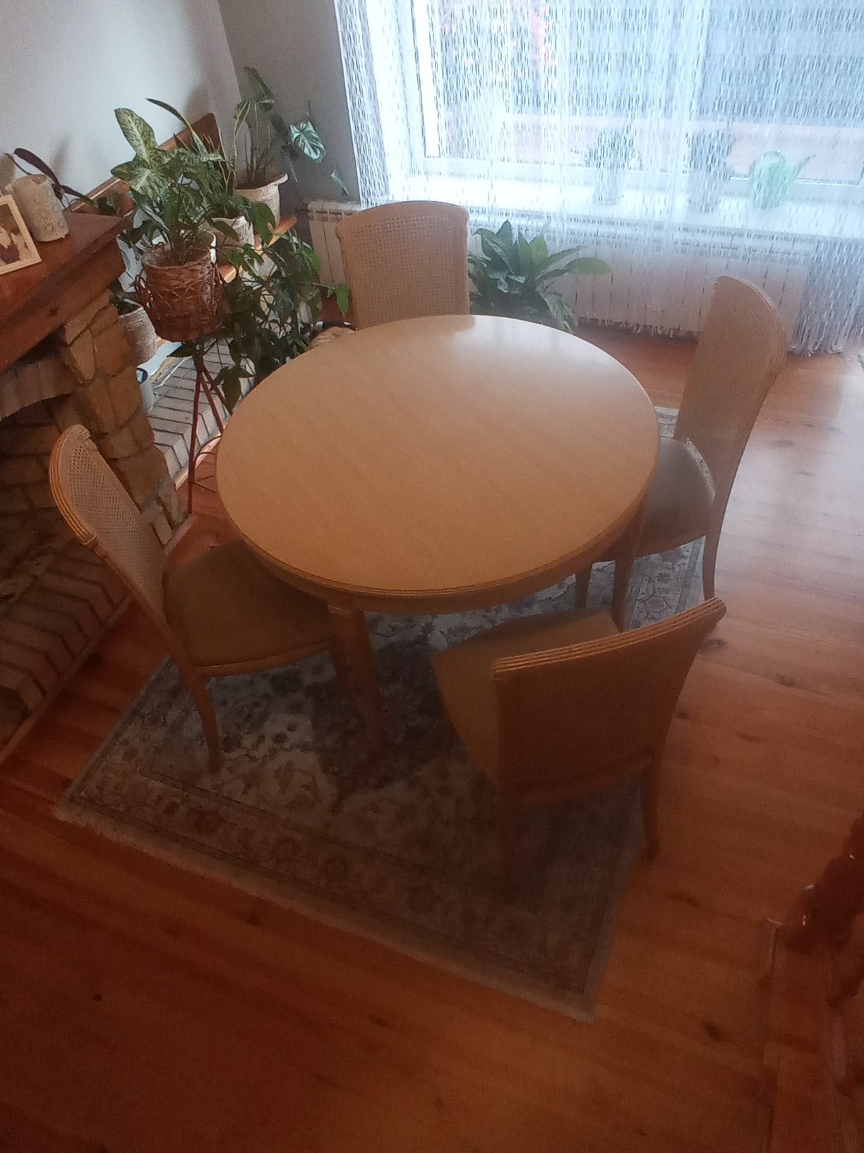 Sprzedam komplet stół z krzesłami plus komoda