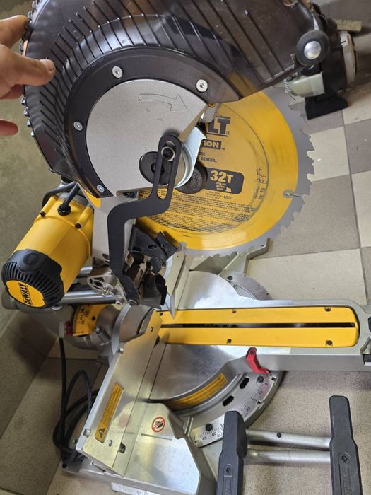 Dewalt DWS779 торцовка