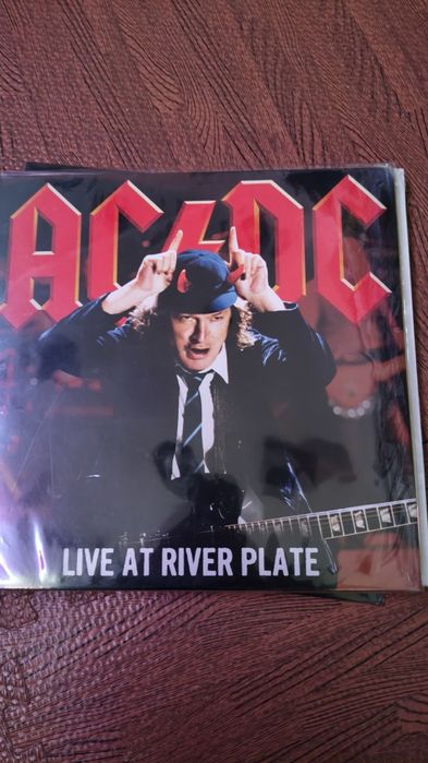 ACDC Live river Plate 3lps
edição red vinyl 

ACDC Stiff Upper Lip

No