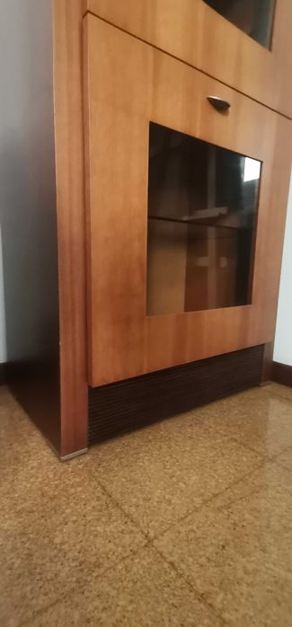 Móvel louceiro para sala cerejeira e vidro