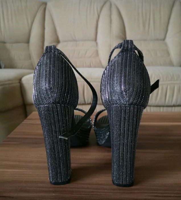 Buty na Słupku Srebro z Czarnym