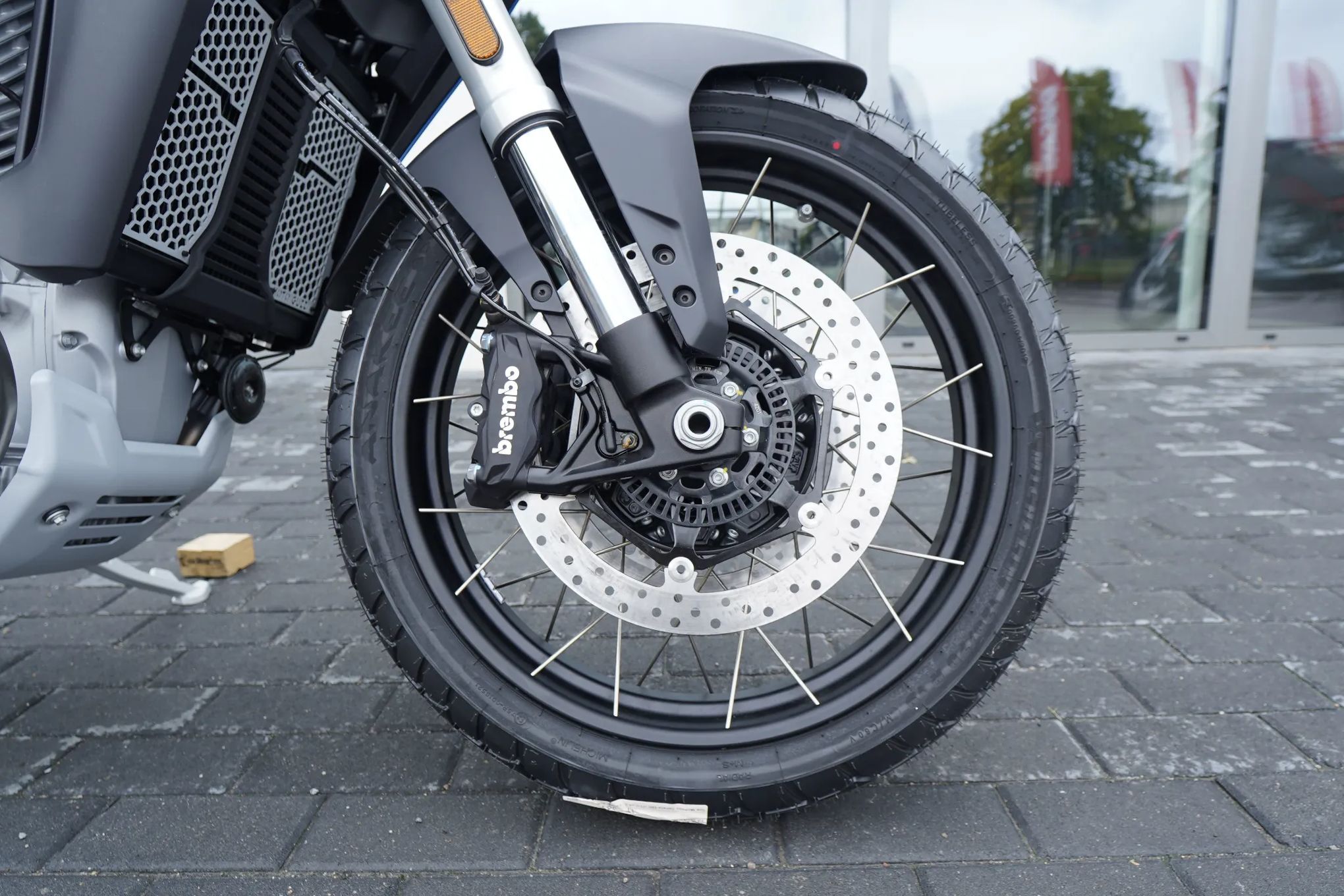 Moto Guzzi Stelvio DUECENTO TRIBUTO - Wersja limitowana. Zapytaj o ofertę specjalną.