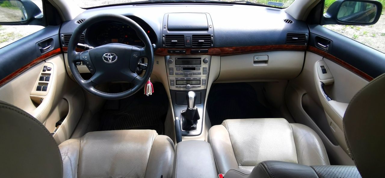 Śliczna Toyota Avensis 2.0 D4d bogate wyposażenie