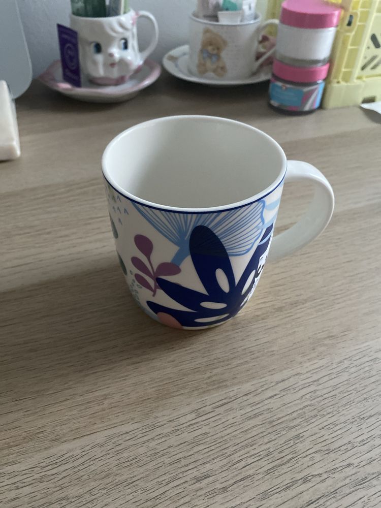 Caneca com padrão floral