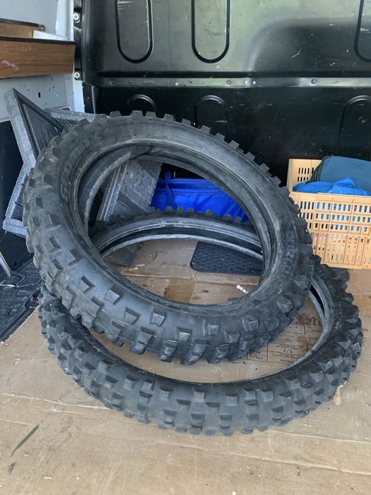 Vendo estes dois pneus em bom estado