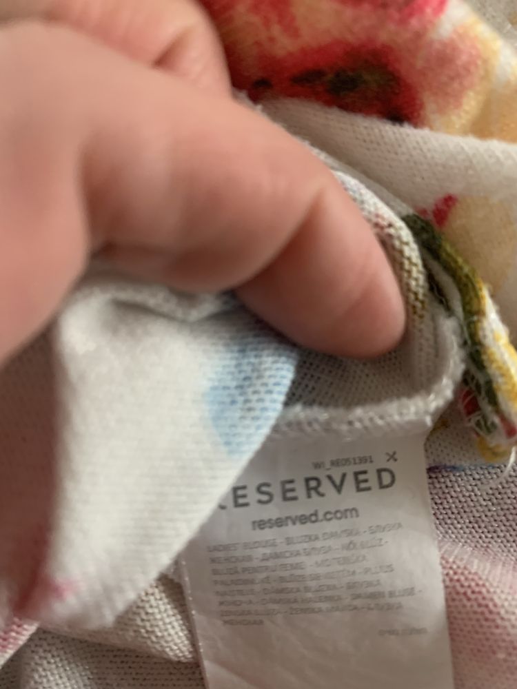 sweter w kwiaty reserwd